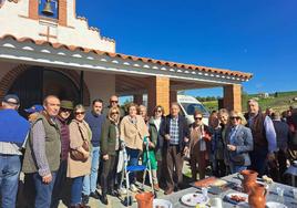 Los campanarienses disfrutaron de su peculiar romería de San Valentín en un fin de semana donde el sol y el buen tiempo les acompañó. A las puertas de la ermita, la Hermandad ofreció un vino de honor y un aperitivo para todos los asistentes, tanto vecinos como visitantes. Además, el tradicional concurso de galgos, la peregrinación a caballo, el reparto de rosquillas y la exhibición de folklore pusieron un toque especial