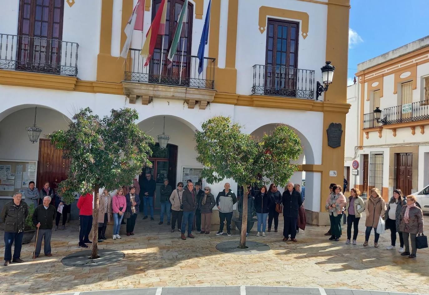 Los campanarienses se unieron al minuto de silencio en honor a los dos Guardias Civiles asesinados en Barbate