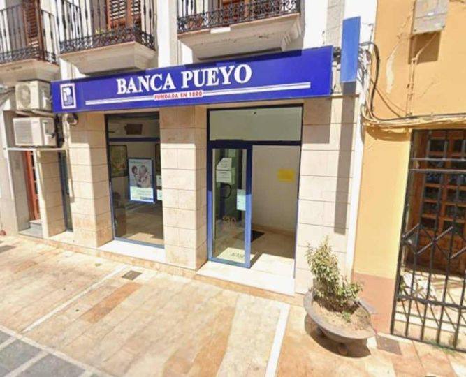 En Banca Pueyo de Campanario una segunda puerta separa el hall y el interior de la oficina.