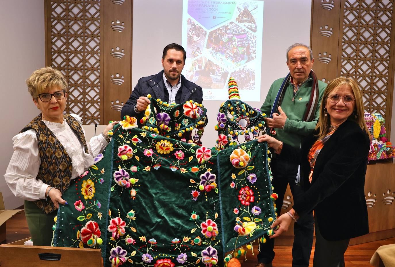 Magdalena Trenado, Ízar Díaz, Manuel Calderón y Francisca Silva sostienen una de las galas de las caballerizas.