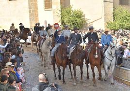 El otro gran protagonista de la romería de Piedraescrita, junto con las carrozas, es el desfile de caballerías, que este año ha contado con unos 250 participantes. Jinetes, amazonas, carretas y caballos pasearon, bailaron y engalanaron Campanario con el porte y la elegancia que les caracteriza.