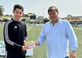 El CF Campanario entrega el cheque de 1.200 euros al ganador del Burro Cagón