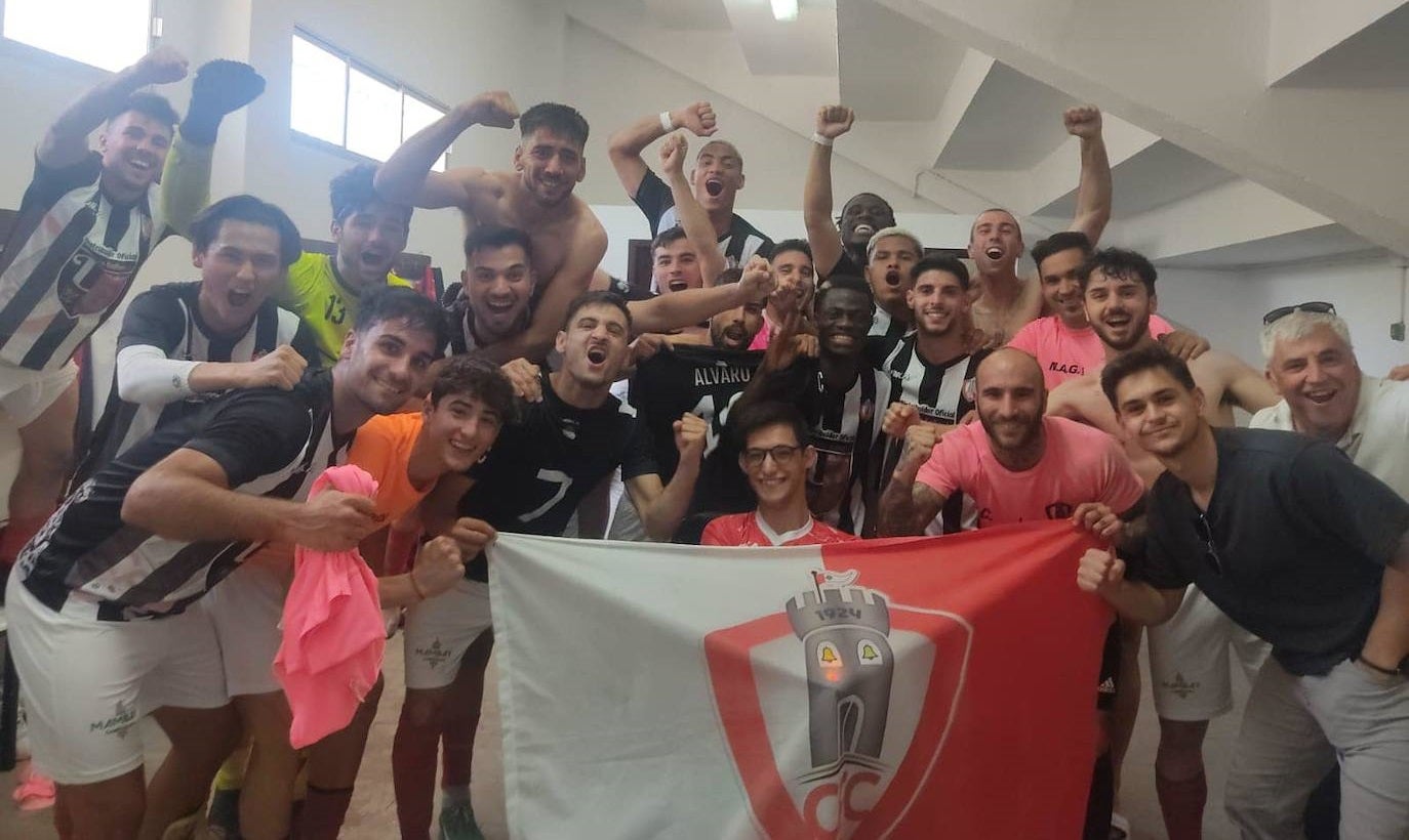 Los jugadores del CF Campanario celebran su clasificación para la fase de ascenso a Tercera.