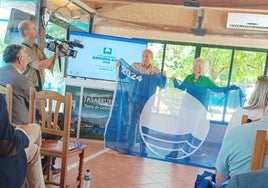 El alcalde Manuel Calderón recoge la bandera azul 2024 para la Playa de Campanario