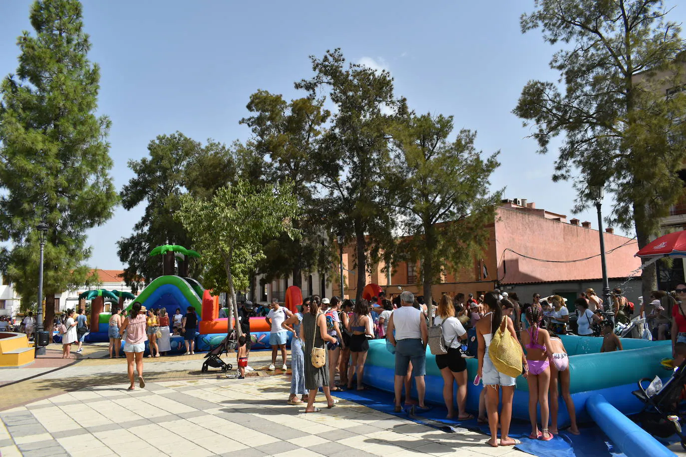 Hinchables de agua y juegos en el Fiestón del verano