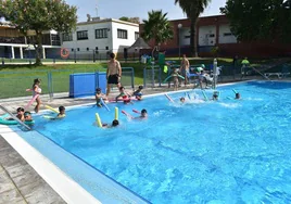 Los pequeños disfrutan de los cursos de natación en la piscina