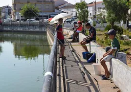 Transcurso del concurso de pesca infantil.