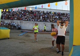 Campanario finaliza agosto disfrutando del verano de la forma más loca, divertida y refrescante. Fiestas del agua en la piscina, ya sean diurnas o nocturnas, hinchables acuáticos para paliar las altas temperaturas, la cada vez más conocida fiesta Holi para poner color a las tardes, e incluso su propio Grand Prix, donde no faltaron las risas y el buen humor