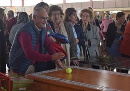 La palabra 'mayores' es muy grande, como lo son ellos. Son esas personas que, aunque hayan finalizado su vida laboral, siguen trabajando, bien cuidando de sus nietos, bien ayudando a sus hijos,… Continúan realizando actividades productivas y contribuyendo al desarrollo y bienestar de la familia y la sociedad más allá de los 65 años. Nuestros mayores constituyen una pieza fundamental en la sociedad. Son transmisores de sabiduría y experiencia, se encargan de mantener unida a la familia, dar consejos y apoyo emocional, cuidar a los más pequeños, incluso de ayudar económicamente. Durante los años de crisis han sido precisamente ellos en muchas ocasiones el único sostén económico de muchas familias. Sin ellos, no seríamos nada. Por ello, se merecen todo y más