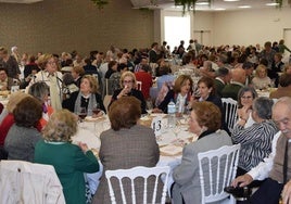 Los mayores disfrutan de una comida de convivencia.