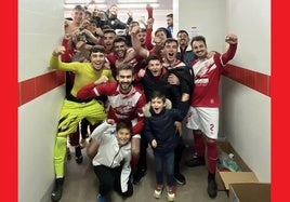 Los jugadores celebran la victoria en el último partido de la primera vuelta.