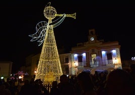 Campanario es en estos días un hermoso paisaje para pasear y descubrir todos los rincones llenos de ilusión en las fiestas más familiares del año. La localidad ilumina su Navidad con magia y color en forma de alumbrado distribuido por varias de sus calles principales