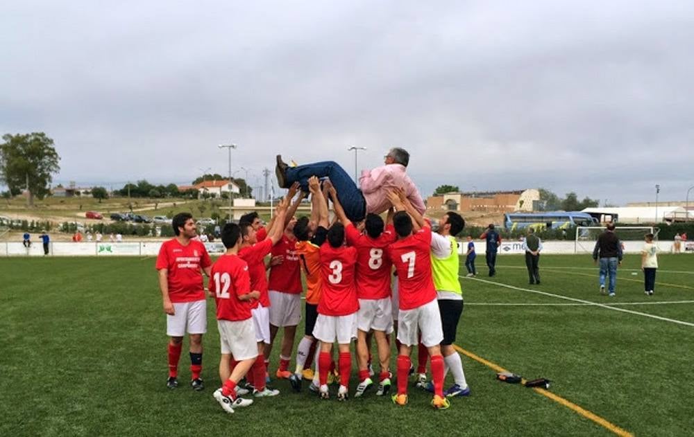 Los jugadores del Campanario manteando al técnico en el último partido de liga. 