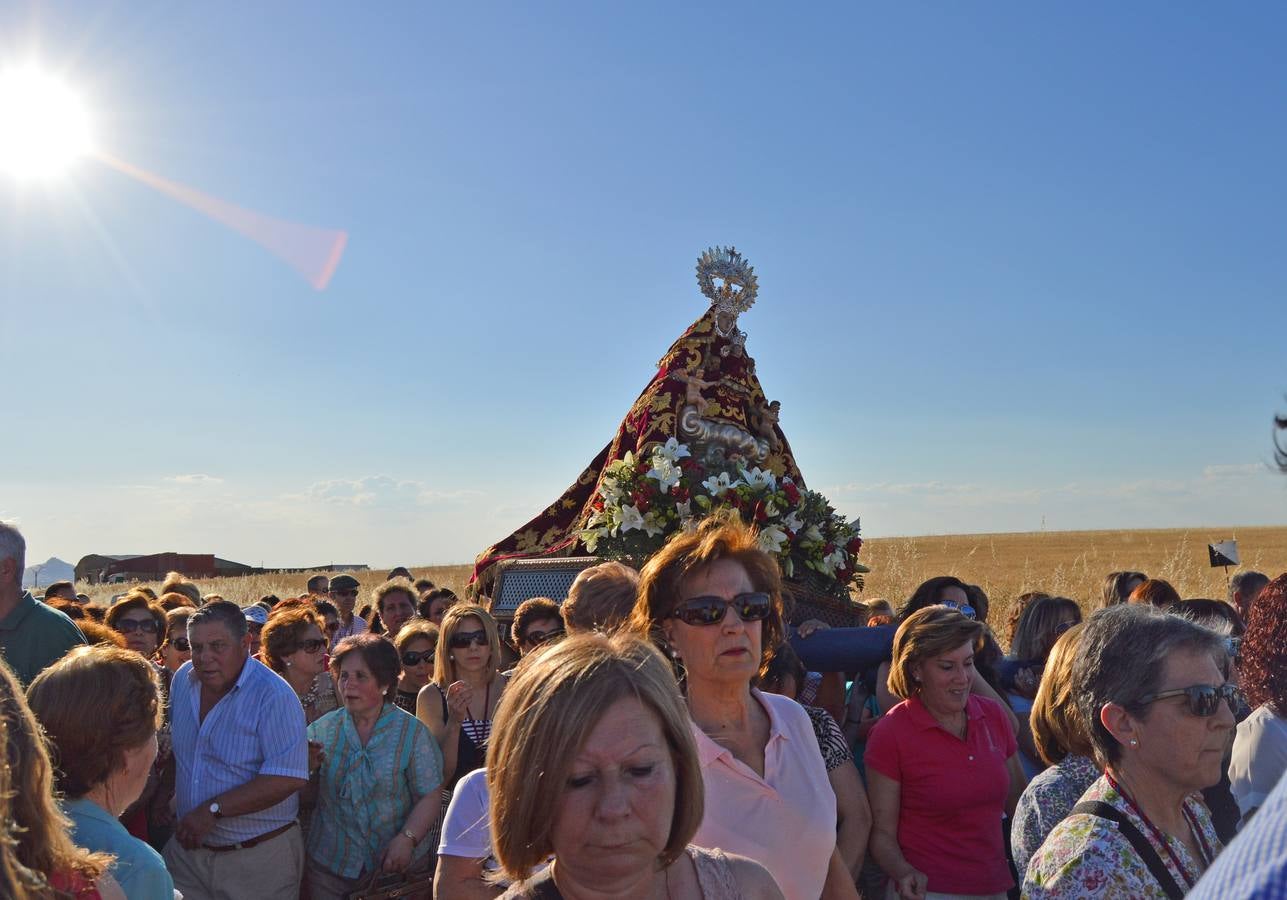 La Virgen de Piedraescrita camino de la Cruz, ayer en su despedida. 
