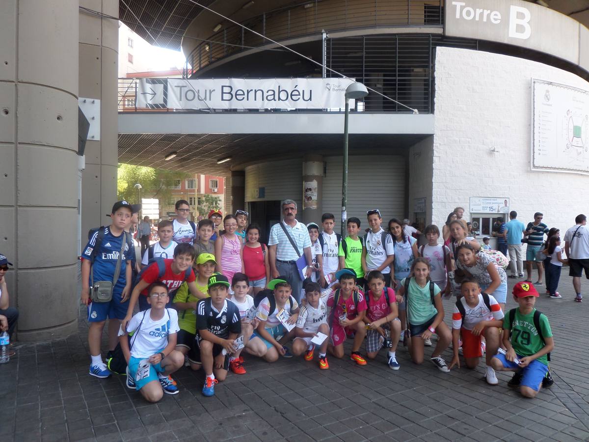 Los alumnos y alumnas campanarienses, en las proximidades del estadio Santiago Bernabéu de Madrid. FOTO: CEDIDA