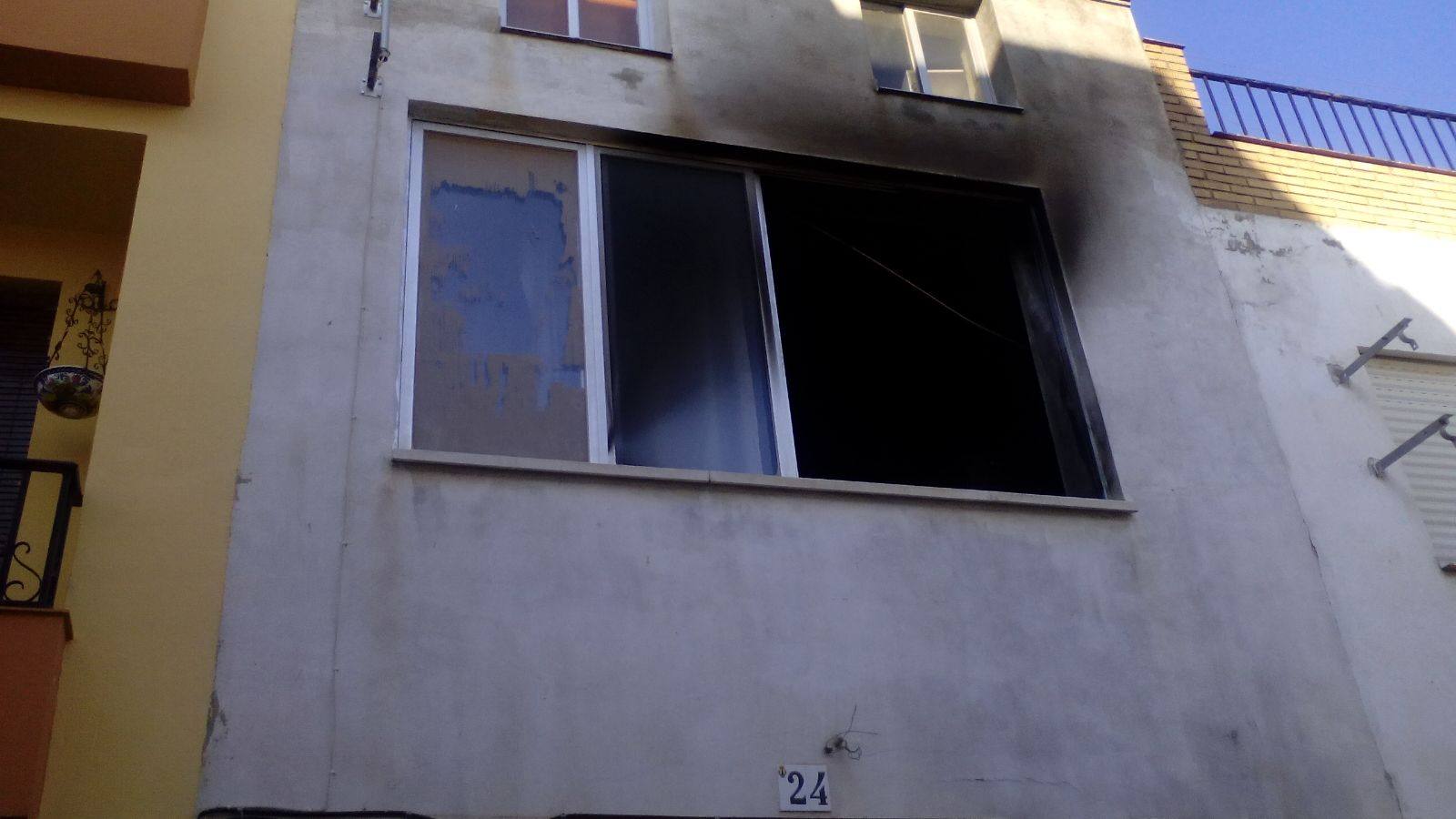 Fachada de la vivienda afectada por el incendio. I. M.