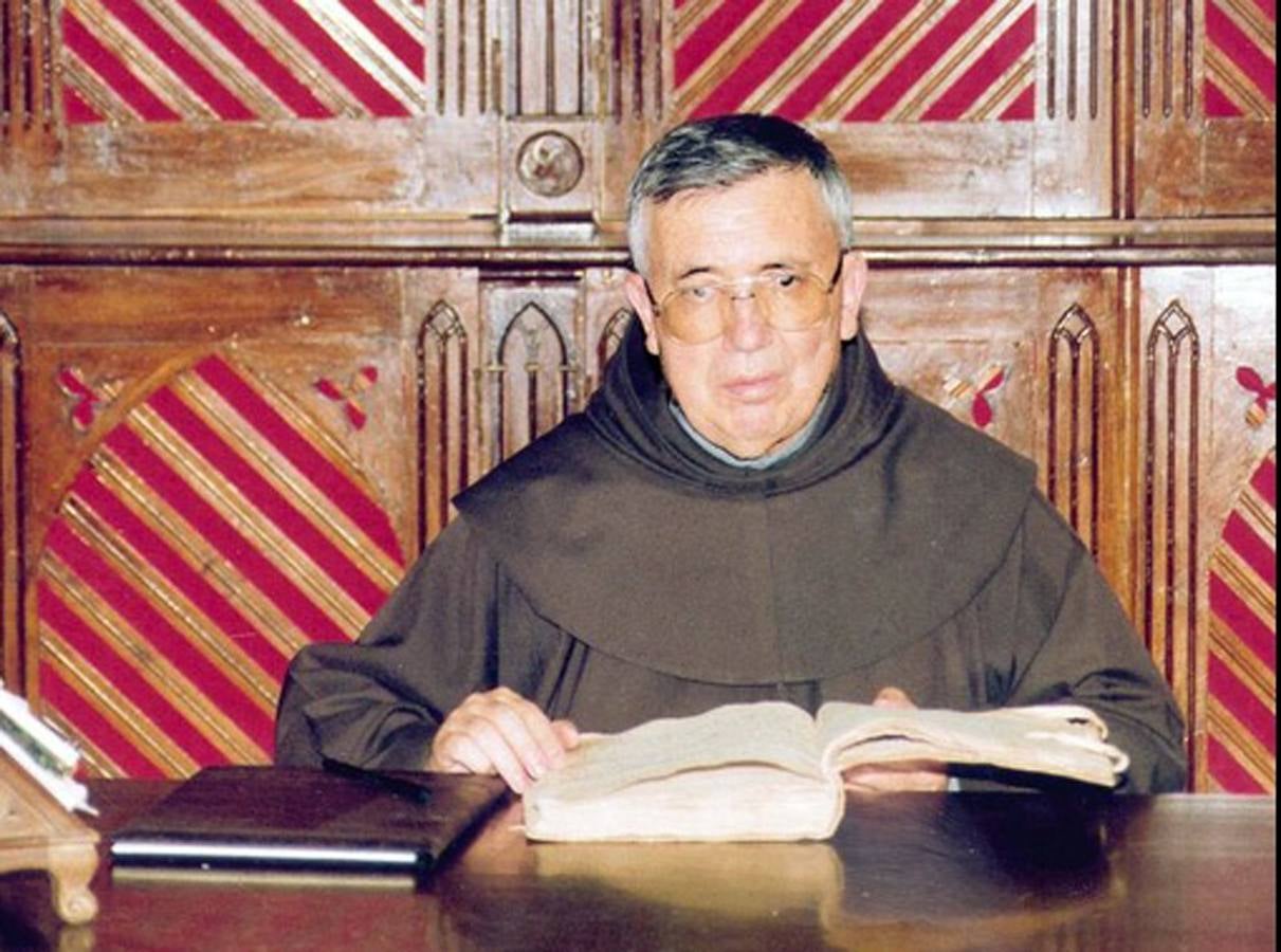 Fray Sebastián en la biblioteca del Monasterio de Guadalupe. 
