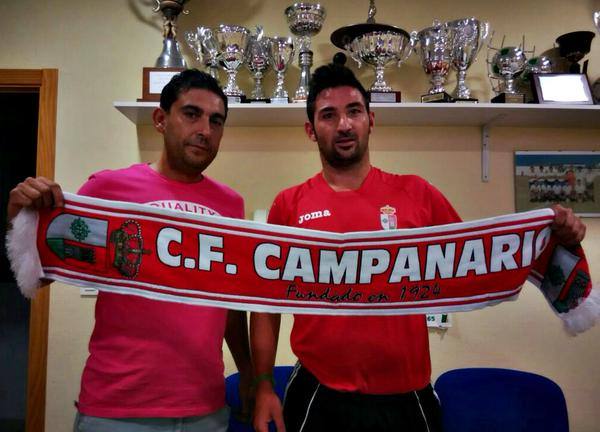 Sergi Gálvez en su presentación como jugador del Campanario, con el presidente del club. 