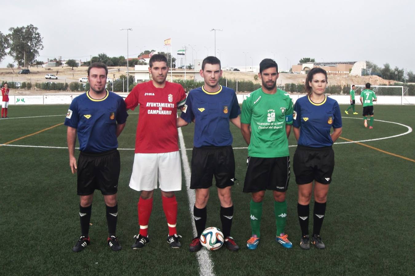 Los capitanes con el trío arbitral antes de comenzar el encuentro. 