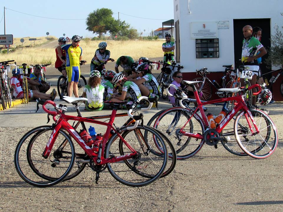 Los ciclistas esperando en el silo de Campanario la decisión de reanudar o suspender la ruta a Guadalupe. 