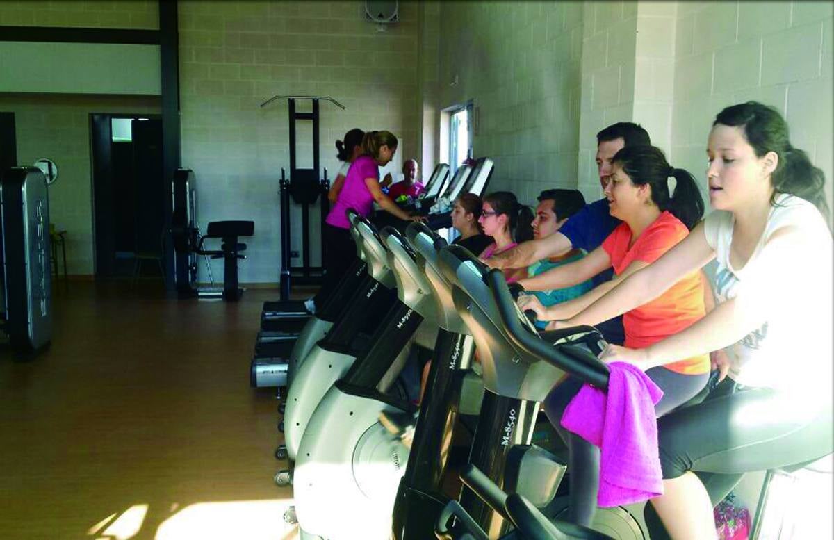 Usuarios en el gimnasio municipal de Campanario. 