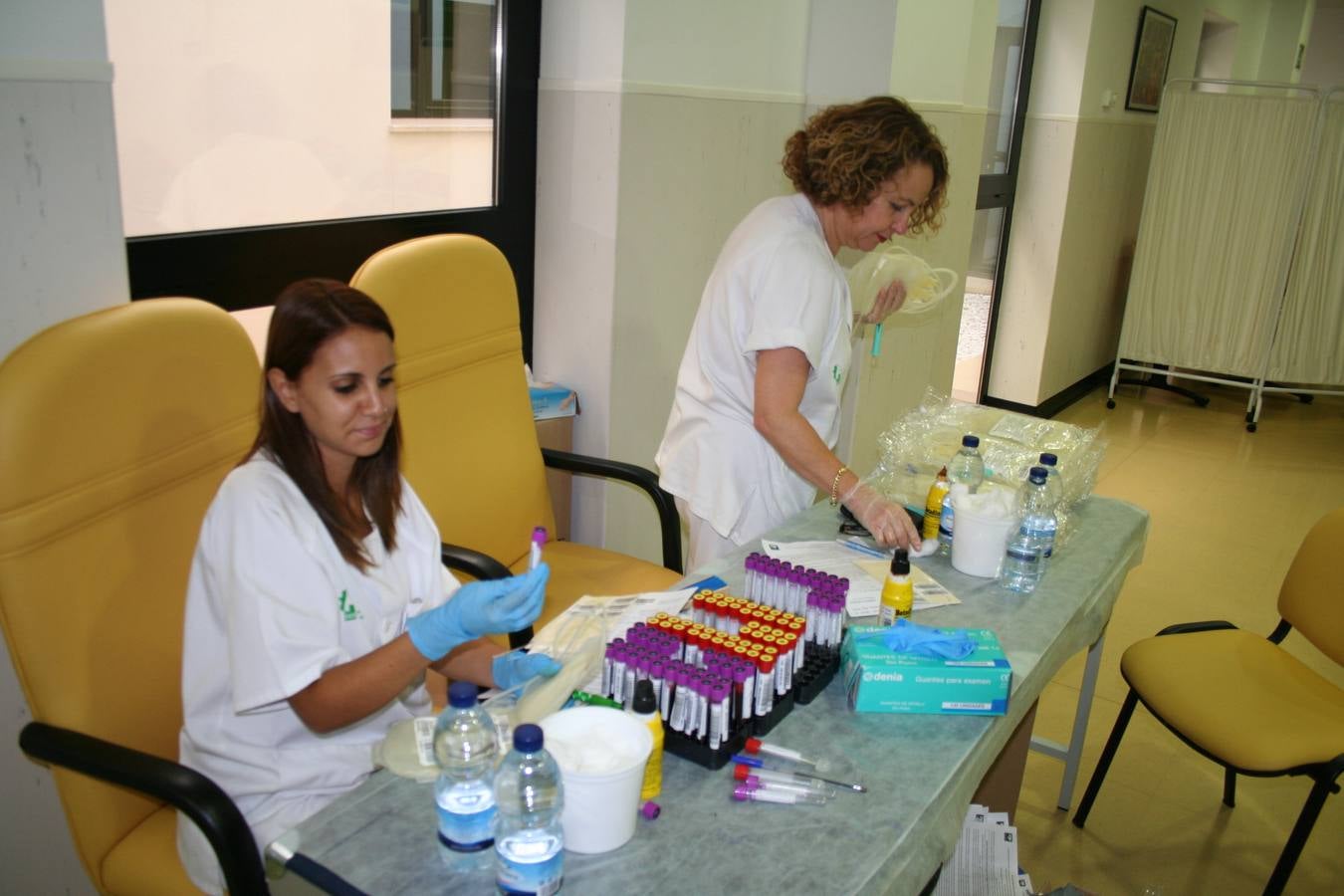 Sanitarios de la hermandad clasificando la sangre recogida. 