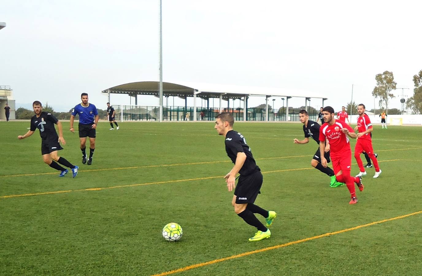 Rubén Prosi controlando el balón en el choque ante el Herrera. 