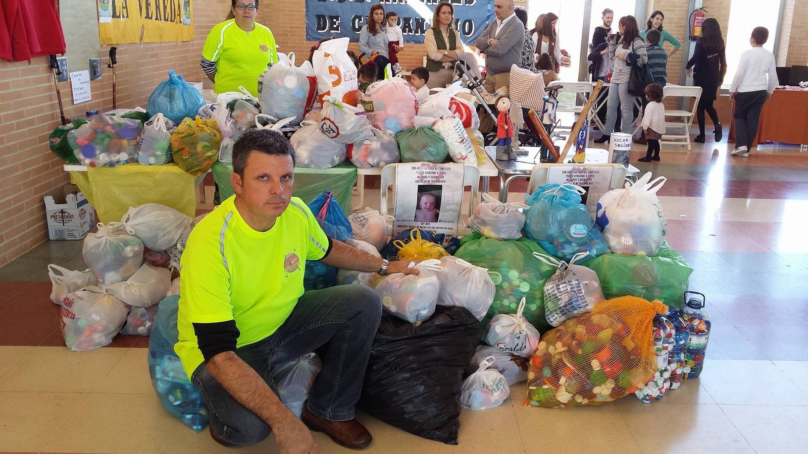 Tomás Pajuelo, de la asociación La Vereda, con los tapones recaudados en Campanario. 