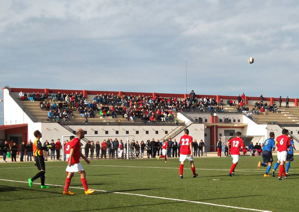 El campo municipal de El Ejido mostró una gran entrada en el derbi. 