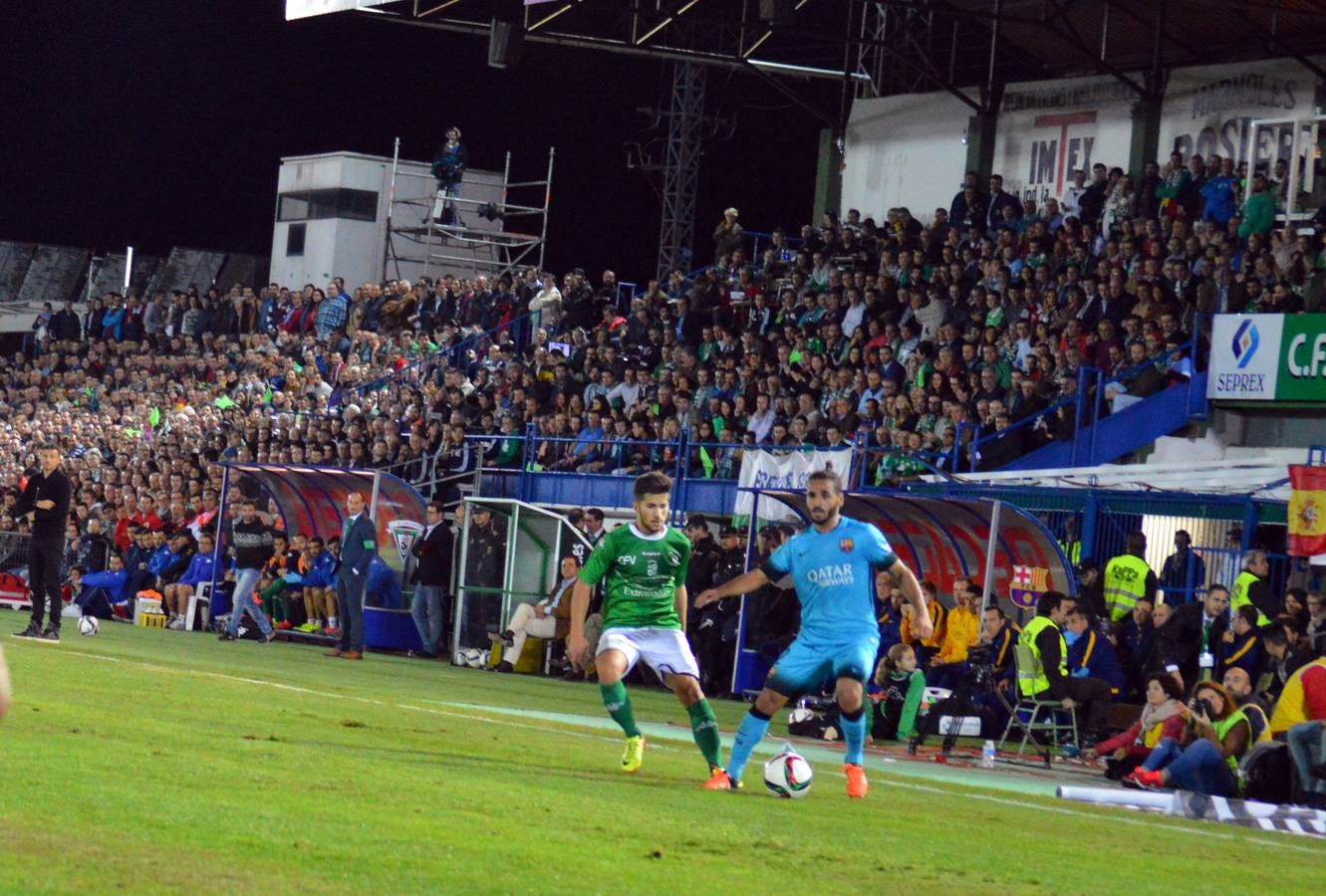 El jugador del Villanovense, Calatrava, pugna con Duoglas, del FC Barcelona. 