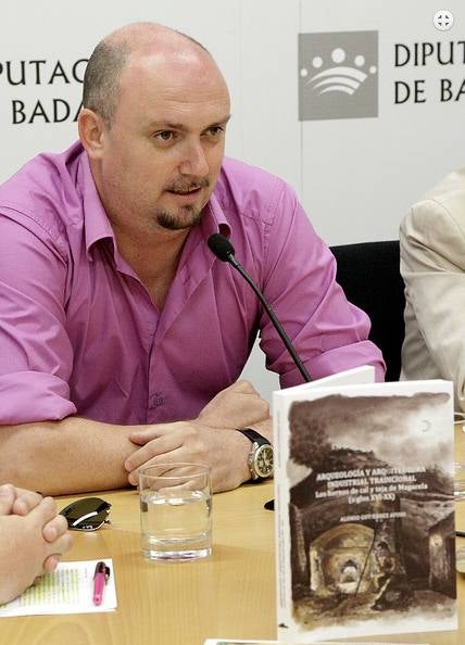 Alonso Gutiérrez durant la presentación del libro en la Diputación. 