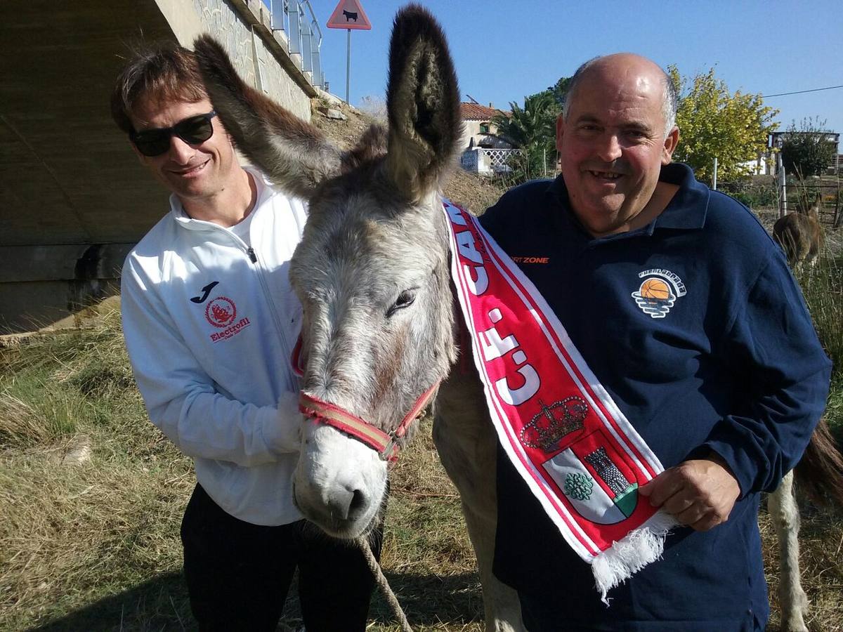 Peri y 'Cacha', del club, con el burro 'Chicharito'. 