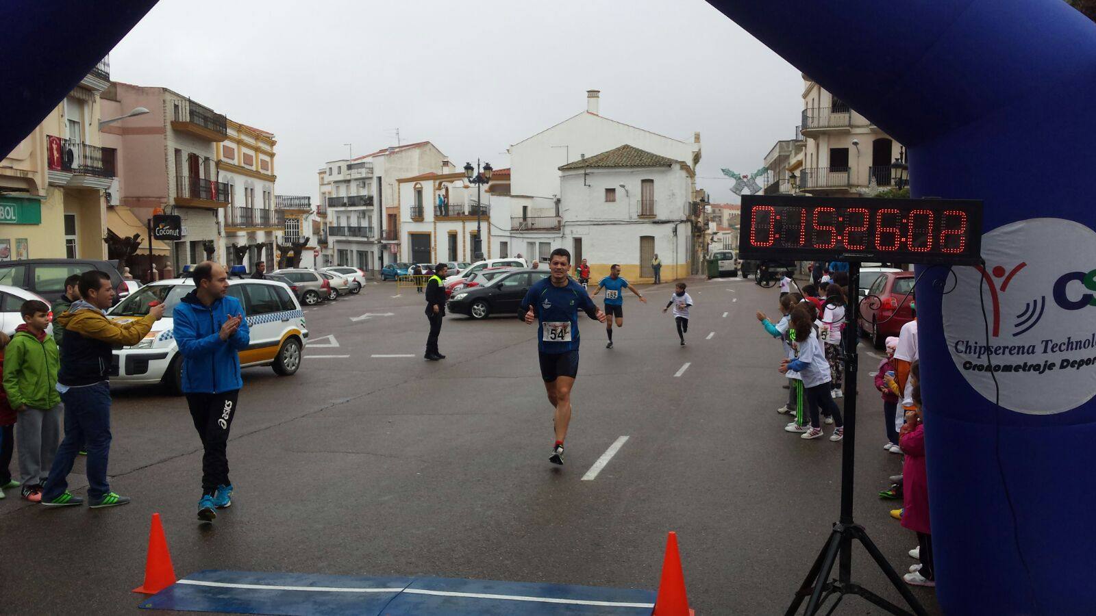 Javier Calderón, entrando segundo en la meta en la II San Silvestre de Campanario. 