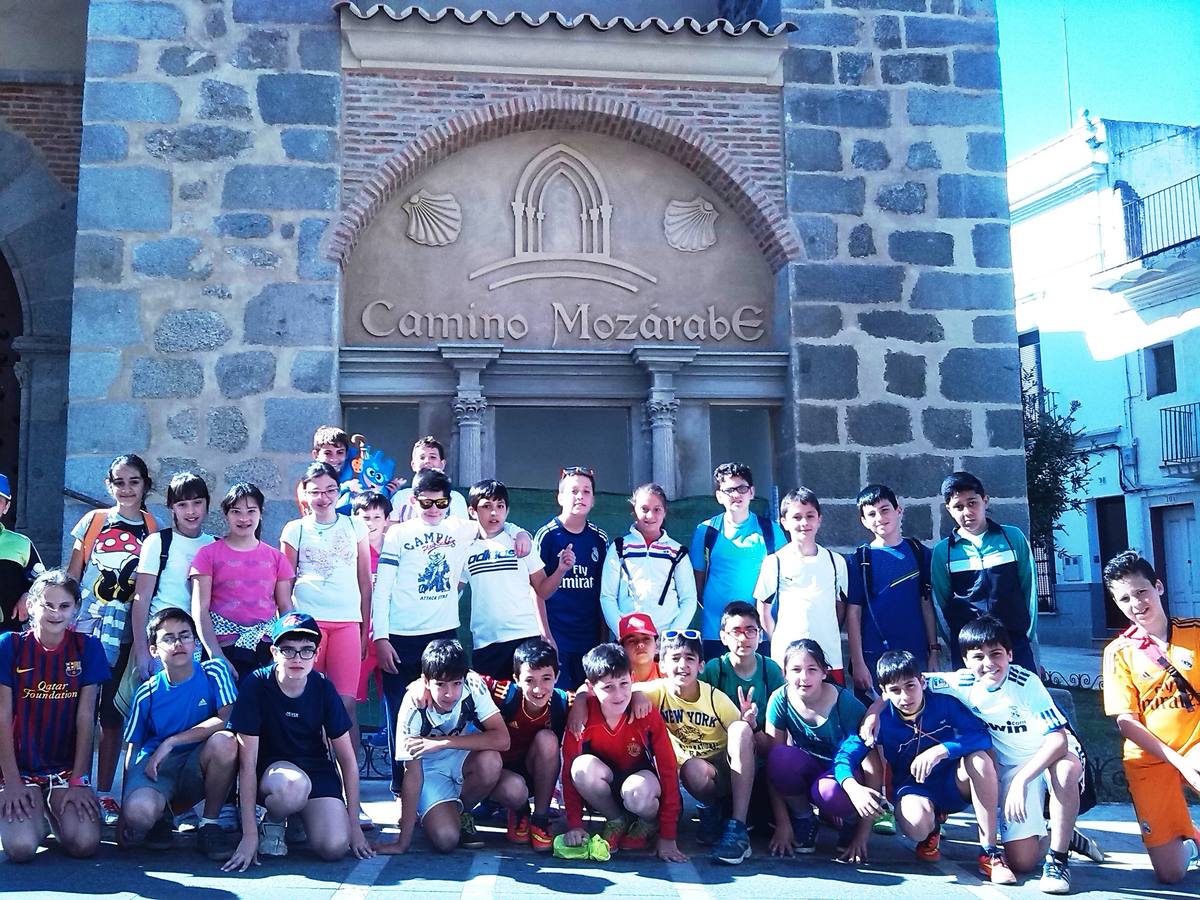 Escolares del colegio de Campanario ante la parroquia de la Asunción. 