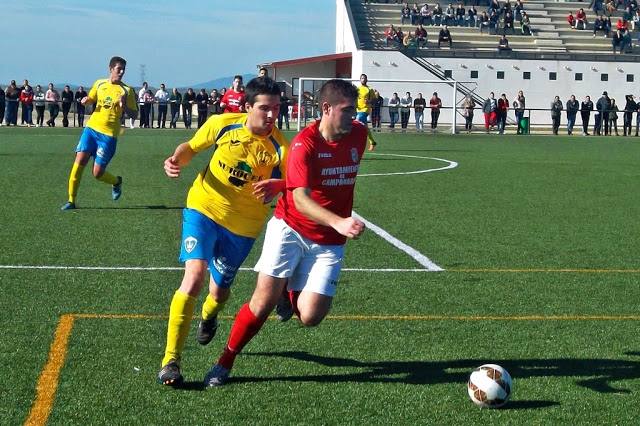 Acción del encuentro del pasado domingo entre el 'Campa' y el Ilipense. 