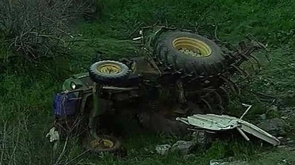 Fallece un hombre de 77 años al volcar con su tractor en Magacela