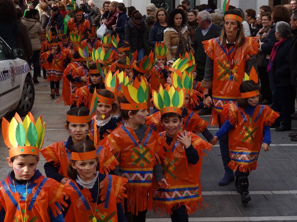 Alumnos del colegio durante el desfile de ayer viernes por las calles de Campanario. 