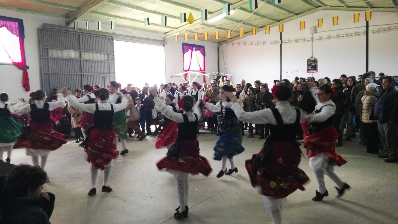 Las chicas de la escuela de danzas folclóricas de Villanueva, bailando ayer en la nave de San Valentín. S. N.