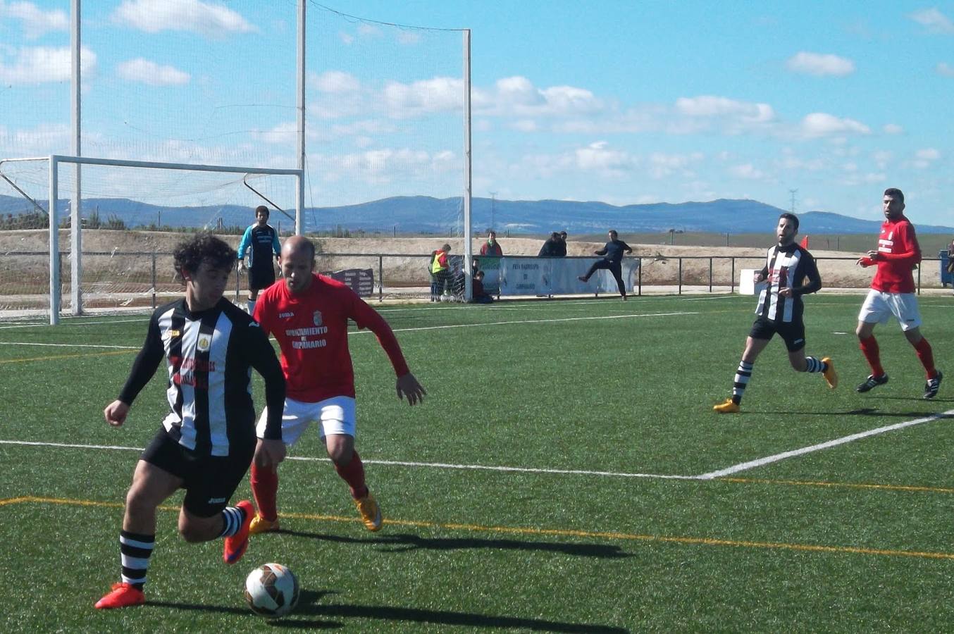 Una acción del partido entre el Campanario y el Talarrubias. 