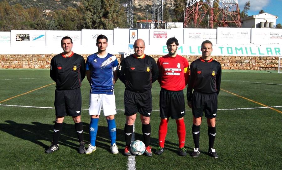 Los capitanes con el trío arbitral. 