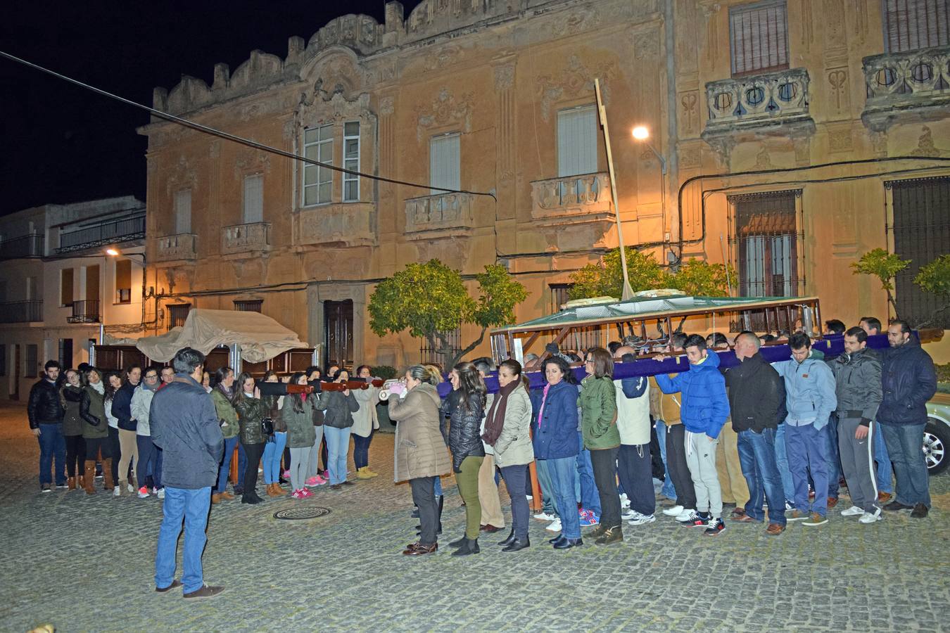 Dos hermandades durante un ensayo previo a la Semana Santa. 