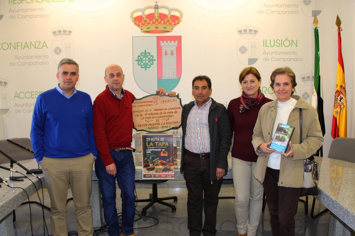 Los ganadores, con el Alcalde y la primera teniente de alcalde. 