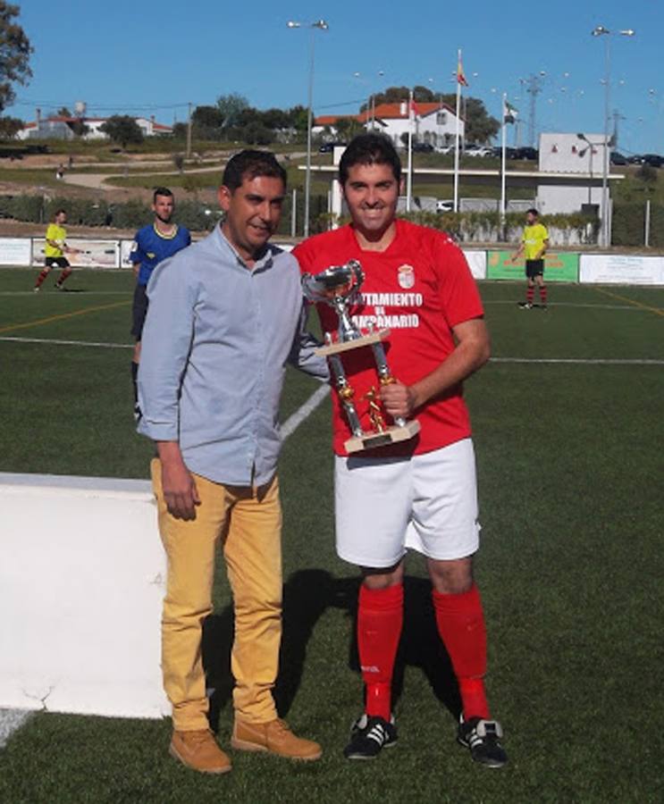 El presidente entrengando el trofeo a Víctor. 