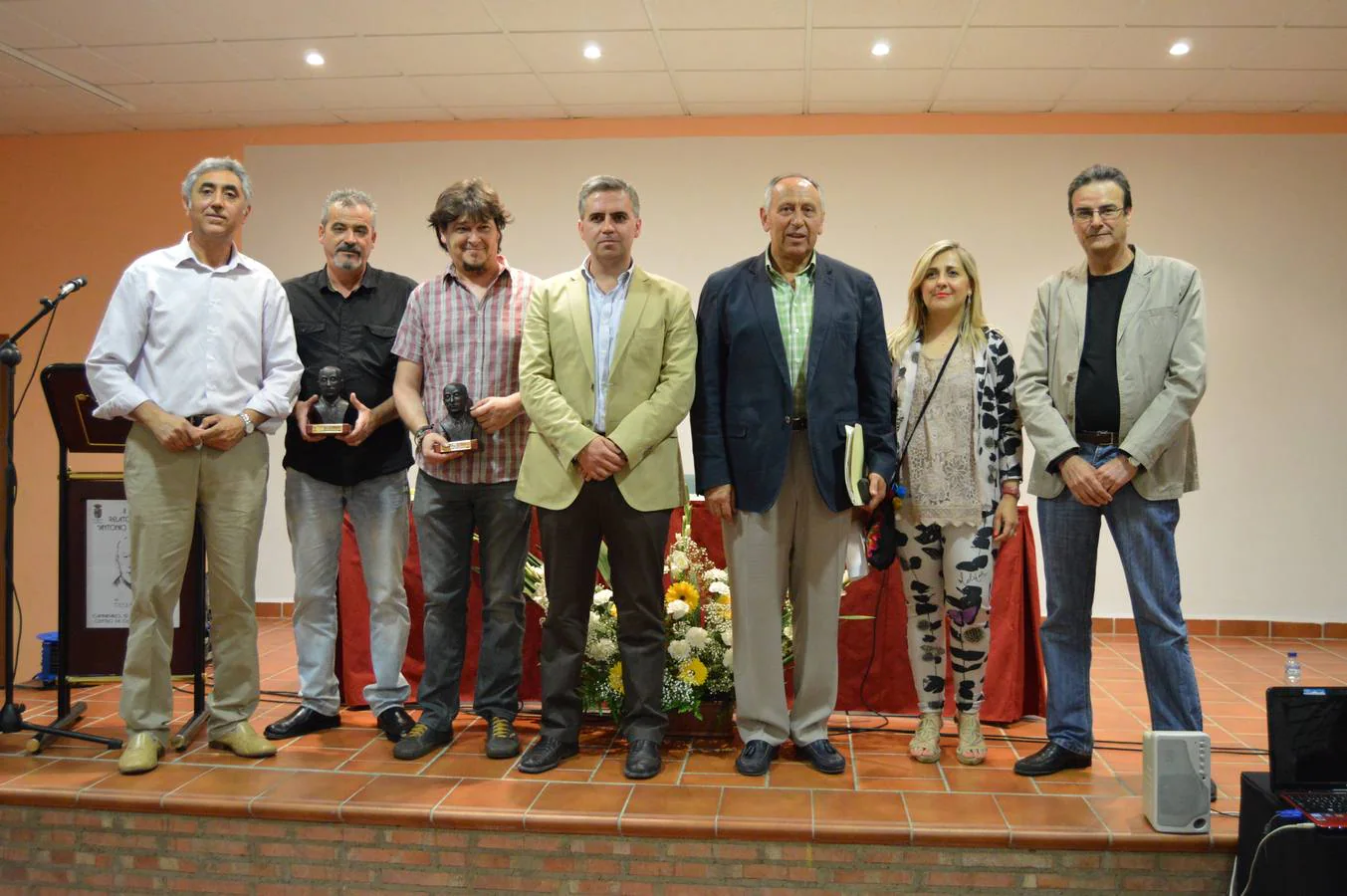 Ganadores de la última edición, con las autoridades y miembros del jurado. 
