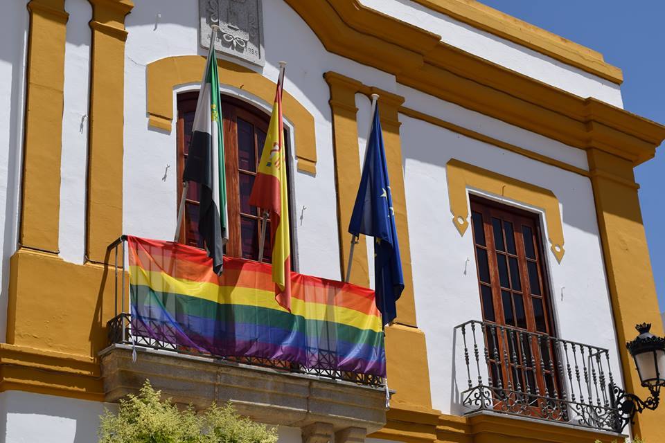 La bandera arcoíris en el balcón del Ayuntamiento de Campanario. 