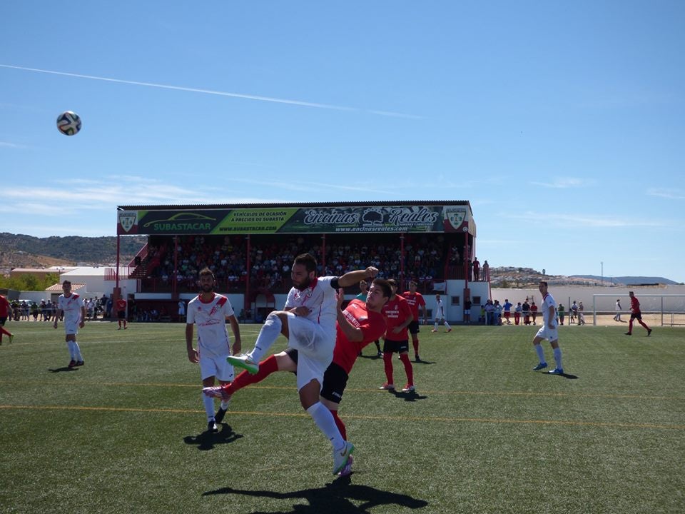 Un momento del derbi, en el que Kuske y Sergio Pomo pugnan por un balón. 