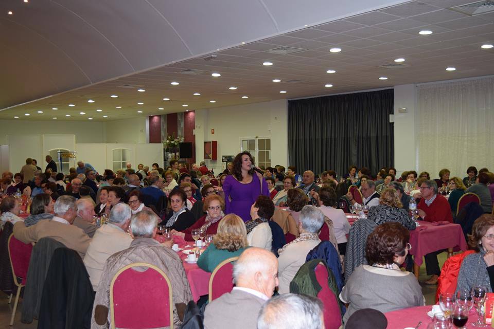 Actuación musical durante la comida de convivencia de los mayores de Campanario. 