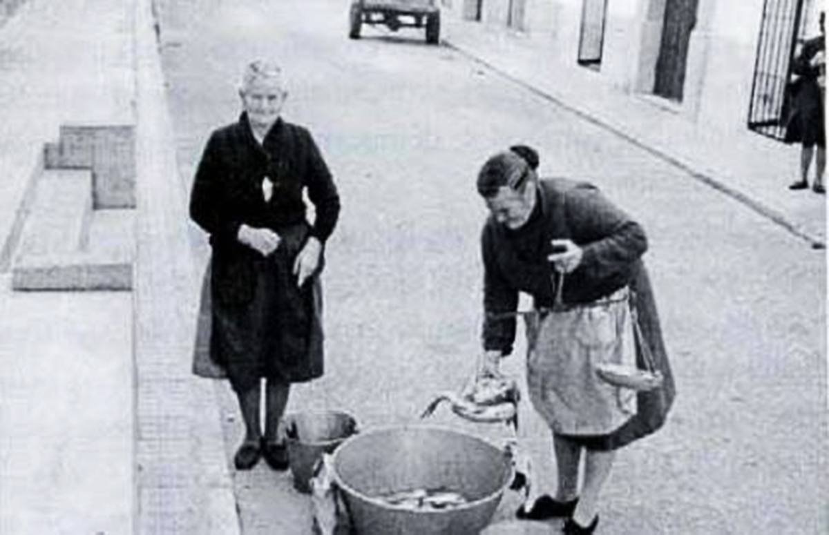 Mujeres vendiendo peces en Campanario. 