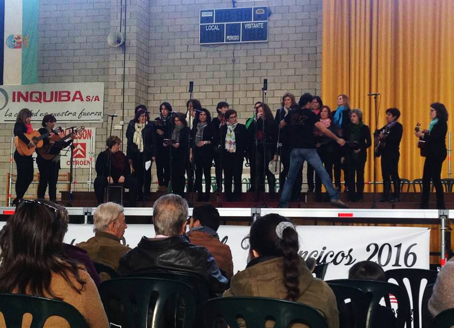El coro de la parroquia de la Asunción, en el escenario ayer del polideportivo de Guareña. 