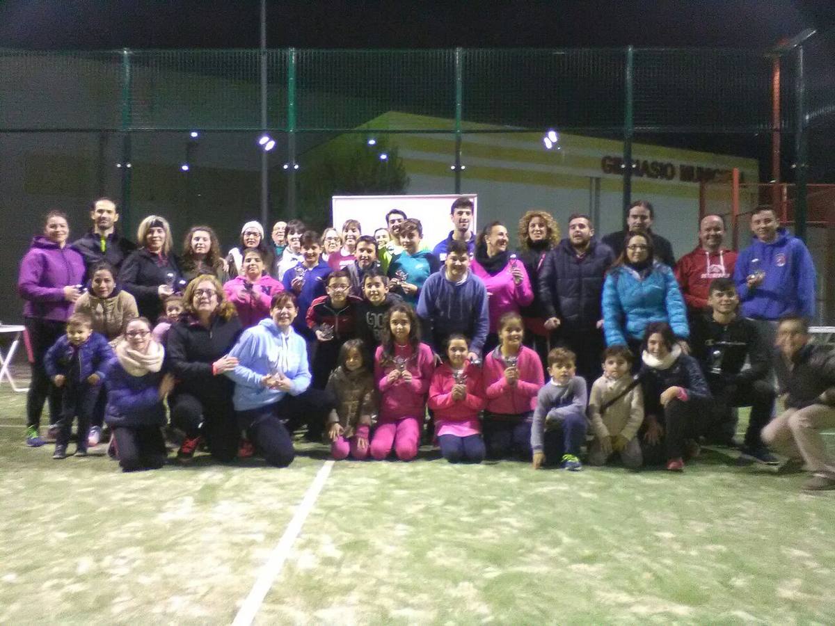 Foto de familia de los ganadores y finalistas del torneo de pádel. 